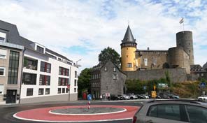 Fotomontage vom Projekt Burgpalais Mayen mit Blick auf die Burg Mayen 